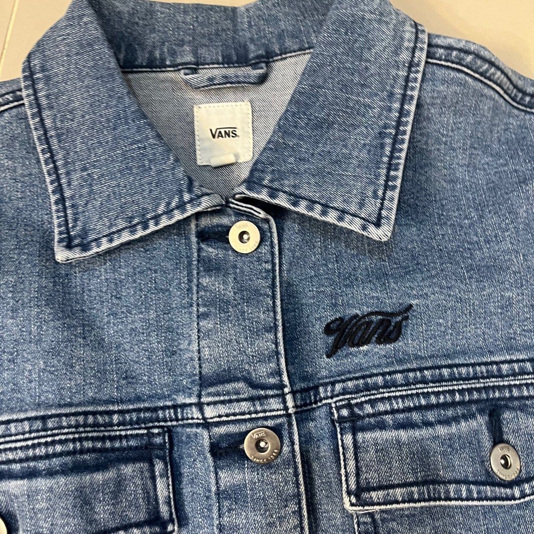 VANS DENIM JACKET (Category: Coats, Jackets and Outerwear) located in San Pedro. Submitted by hygo.mnl (Listing ID 1297825308, Image 2). Description: Authentic *no tags na kasi ginamit for 10min photoshoot, still good as new parin naman Can lower the price pa, send offers 🙂 (no to super low offers) Small on tag payment first policy.