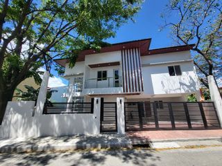 4 bedrooms house with roofdeck for sale in pasig greenwoods executive village easy access to C5 C6 Ortigas ave and C raymundo