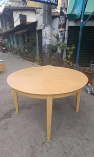 6 Seaters Classic Dining Table, Good Condition
From Japan, Pre-loved 
Material(s): SolidWood

Sizes: 
Diameter - 47.25 inches
Height - 28.5 nches

Remarks: 
* Good Condition 
* Minor Scratches
