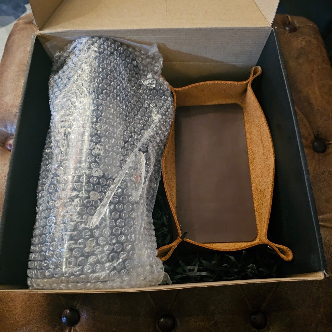 990 ml Cold Brew Coffee Maker gift set (Category: Coffee & Tea Tableware) located in Paranaque City. Submitted by marcelgomeri (Listing ID 1298008173, Image 3). Description: New gift set. unused coffee maker with authentic leather table organizer MOP: BPI or Gcash.