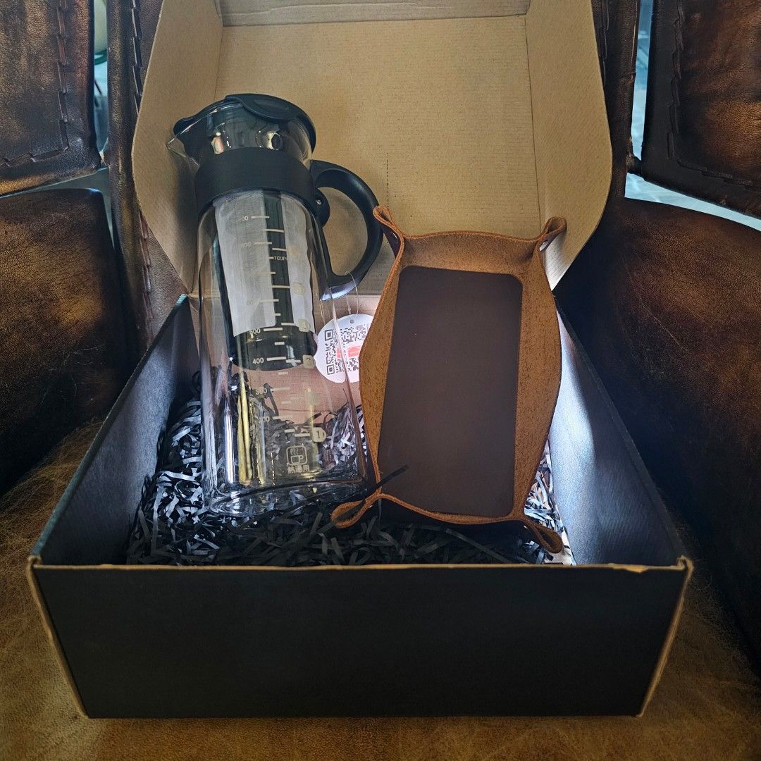 990 ml Cold Brew Coffee Maker gift set (Category: Coffee & Tea Tableware) located in Paranaque City. Submitted by marcelgomeri (Listing ID 1298008173, Image 1). Description: New gift set. unused coffee maker with authentic leather table organizer MOP: BPI or Gcash.