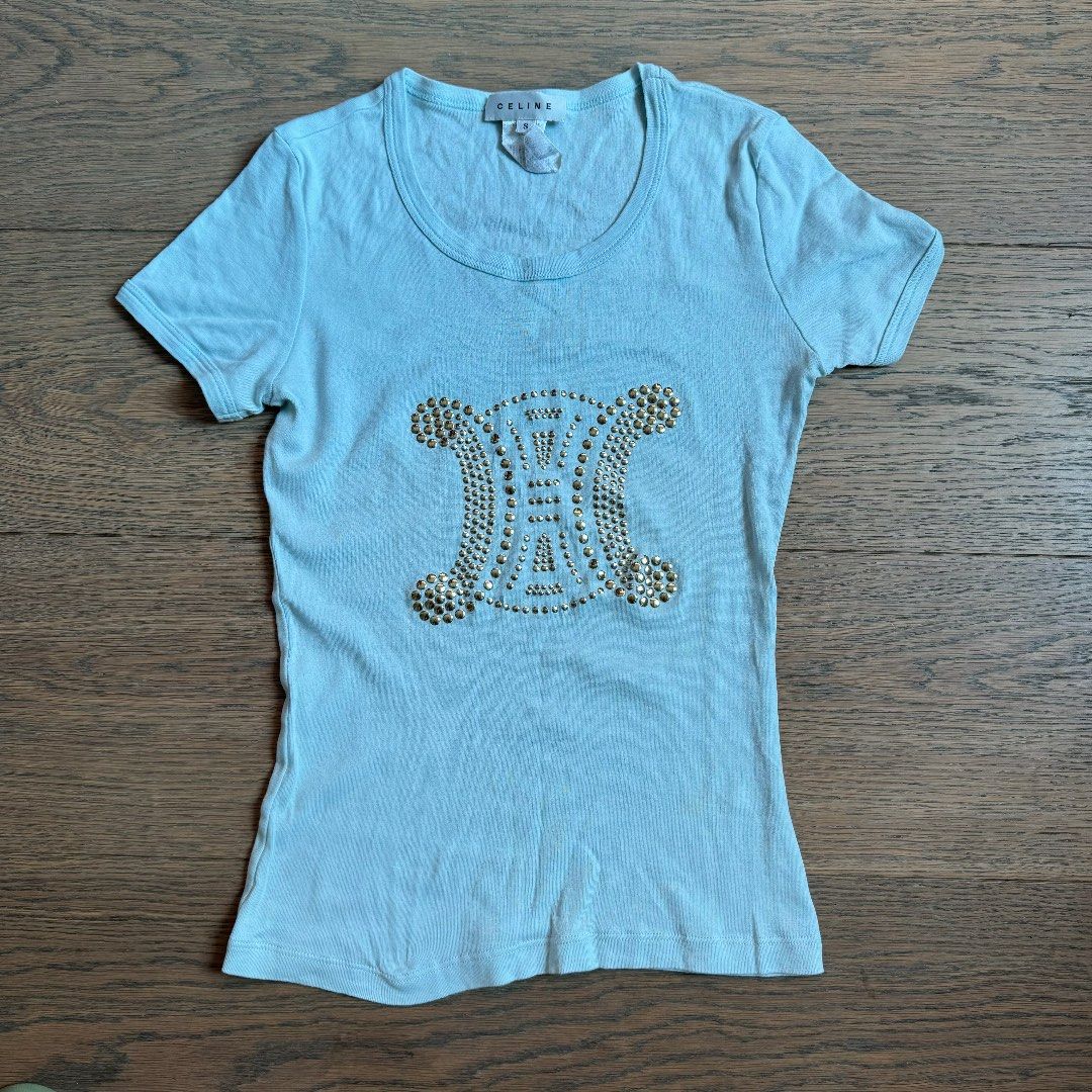 🉐 Celine Baby Blue Fitted Tee （分類：T-shirt）位於 Hong Kong。 由 tamagotcha 提交（商品編號 1297964405，圖片 1）。簡介： Chest 33cm Length 52cm Stretchy。