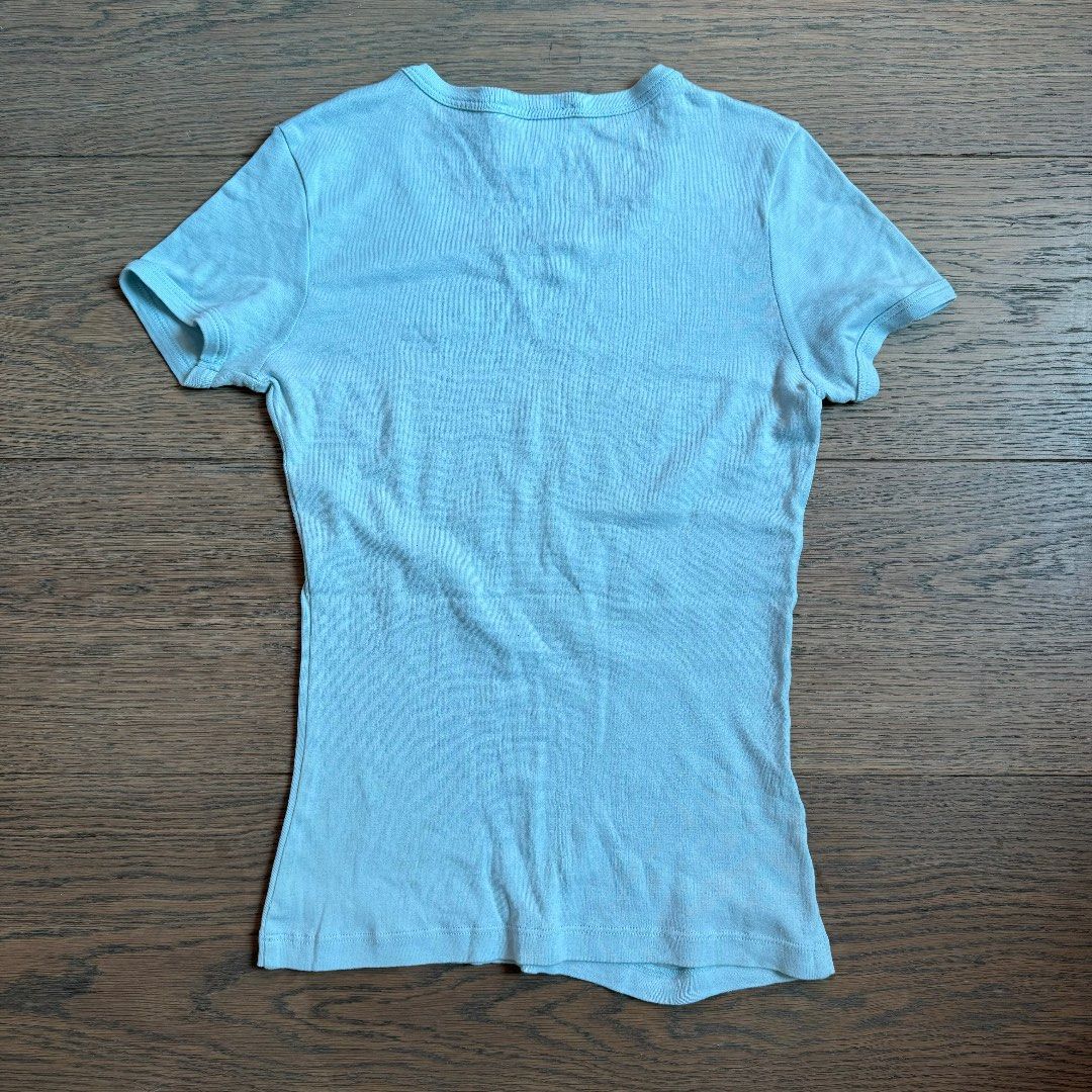 🉐 Celine Baby Blue Fitted Tee （分類：T-shirt）位於 Hong Kong。 由 tamagotcha 提交（商品編號 1297964405，圖片 3）。簡介： Chest 33cm Length 52cm Stretchy。