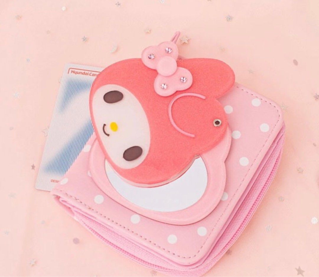 日本代購 直送 sanrio 三麗鷗 菱格 KT 蝴蝶結 生日 禮物 復古 精品 韓版 日版 收納 閃石 pu 漆皮 平成 韓國 kuromi 可羅米 巴庫 銀包 散紙包 錢包 pouch 吉蒂 wallet 平價 實用 小朋友 玩具 卡通 精品 鏡 mirror 卡套 八達通套 會員卡 會員證 珠光 閃粉 閃片 hello kitty 美樂蒂 my melody 粉紅色 肉桂狗 兔兔 玉桂狗 cinnamoroll 日系 可愛 barbie 手袋 水色 紫色 y2k 韓系 公仔 rement （分類：銀包、卡片套）位於 Hong Kong。 由 okiwa_ 提交（商品編號 1297961278，圖片 3）。簡介： 兩折銀包非常實用✨放幾多卡都無問題，最懷舊既珠光菱格面！平價又可愛🥹仲有鏡超方便～～！已自留kitty款🎀大家按自己需要dm 落單🥳💕。