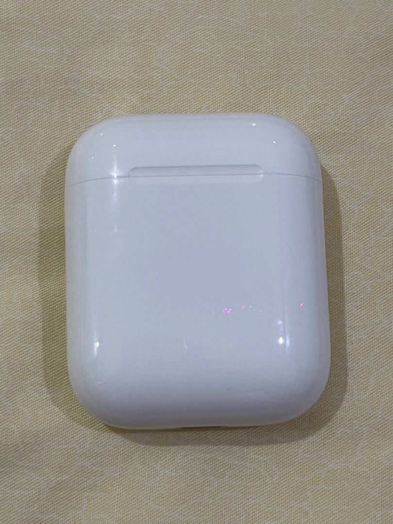 Airpods Gen 1 (Category: Earphones) located in Manila. Submitted by benjachen (Listing ID 1298049933, Image 3). Description: Airpods Gen 1 2,000 Complete with box No charger included Issue: Mabilis malowbat due to age Location: San nicolas, Manila.