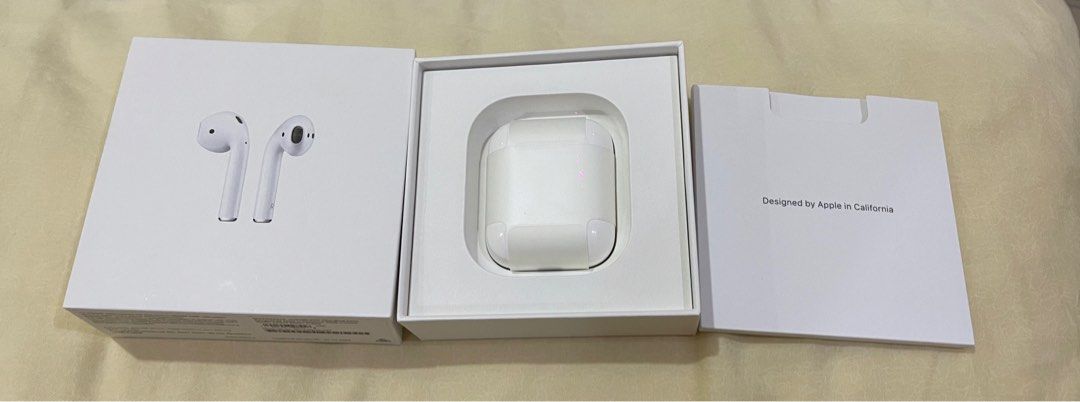 Airpods Gen 1 (Category: Earphones) located in Manila. Submitted by benjachen (Listing ID 1298049933, Image 2). Description: Airpods Gen 1 2,000 Complete with box No charger included Issue: Mabilis malowbat due to age Location: San nicolas, Manila.