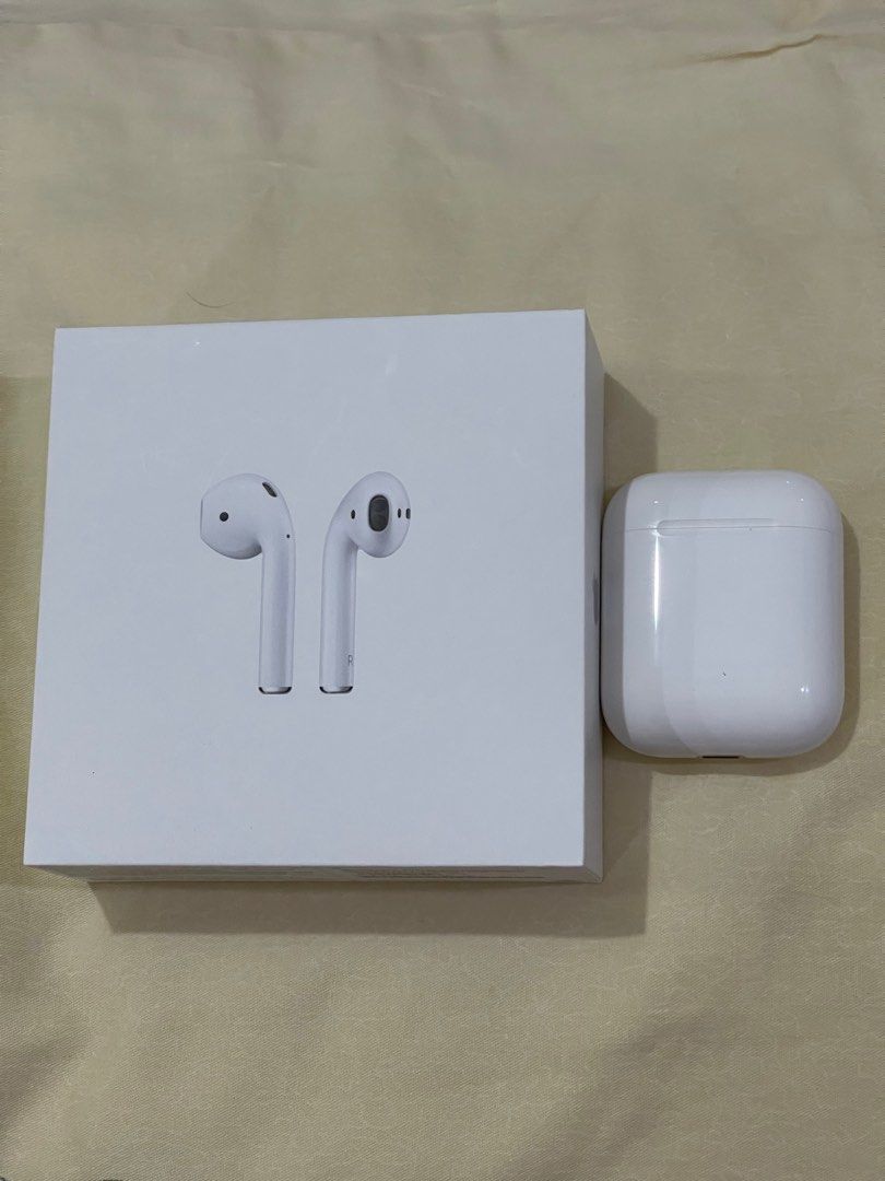 Airpods Gen 1 (Category: Earphones) located in Manila. Submitted by benjachen (Listing ID 1298049933, Image 1). Description: Airpods Gen 1 2,000 Complete with box No charger included Issue: Mabilis malowbat due to age Location: San nicolas, Manila.