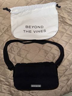 Beyond The Vines Pocket Poofy Bag (Black)