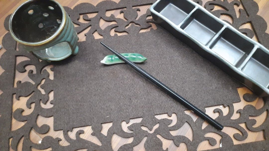 Ceramic green chopstick rest 2 pcs set (Category: Other Kitchenware & Tableware) located in Manila. Submitted by luckycharm_215 (Listing ID 1298065743, Image 2). Description: .