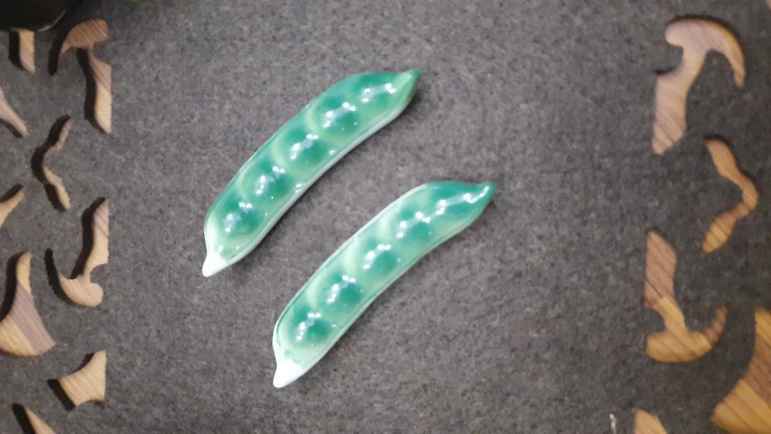 Ceramic green chopstick rest 2 pcs set (Category: Other Kitchenware & Tableware) located in Manila. Submitted by luckycharm_215 (Listing ID 1298065743, Image 1). Description: .