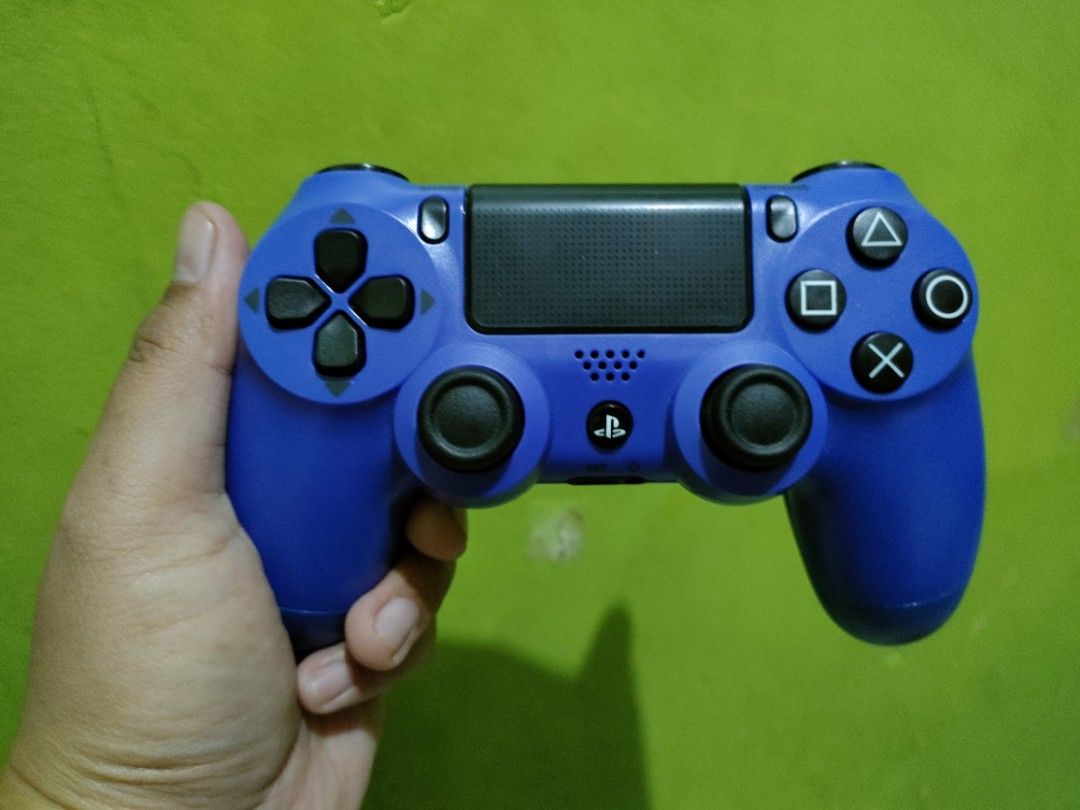 DualShock 4 Controllers (Category: Controllers) located in Taguig. Submitted by zenshark_856b5b (Listing ID 1297976083, Image 3). Description: Urban Camouflage - Original Honest Issues 1. Original thumb grip already replaced due to wear and tear 2. All 4 back screws are replaced 3. There is a hole at the back aside from the reset hole (not sure para saan ito, nabili ko ng ganito siya) Other than the above, tested and working Electric Purple - Fak
