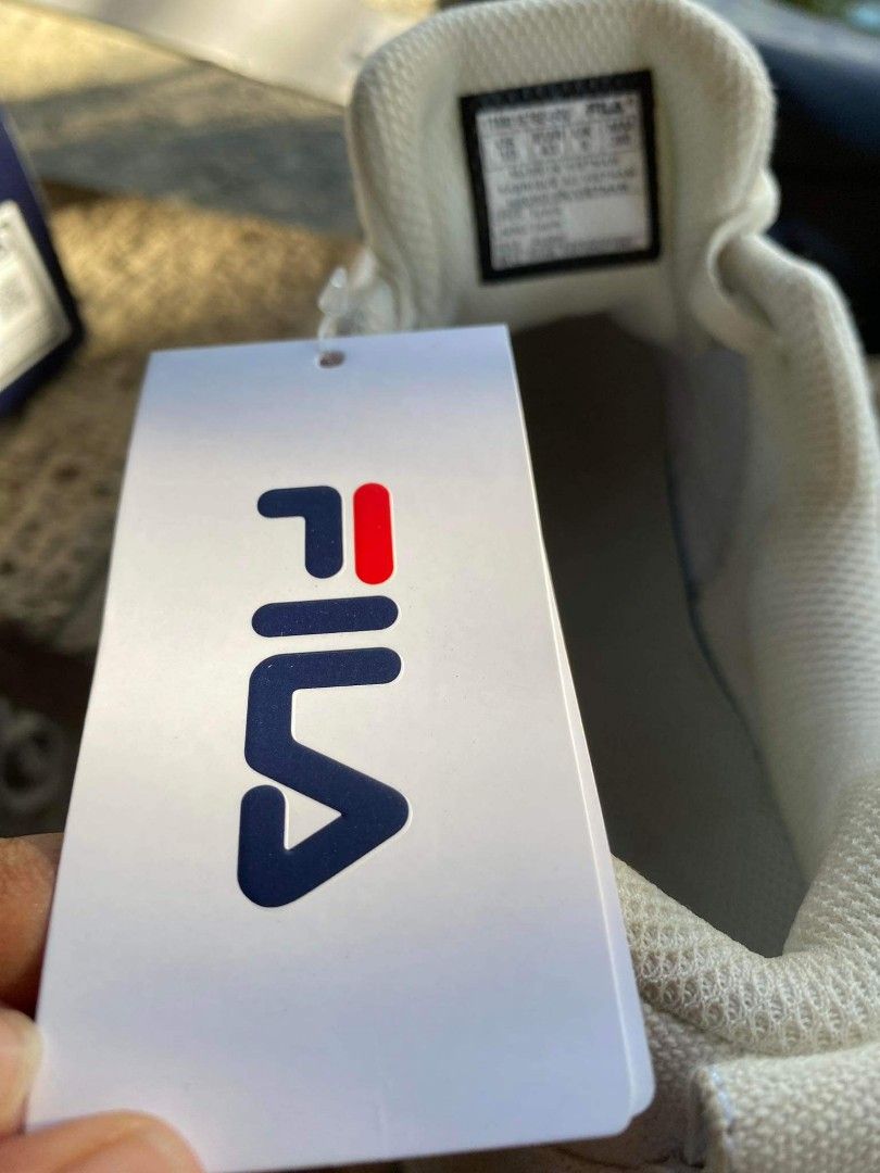 Fila Sand Blast Row Shoes (original) (Category: Sneakers) located in Umingan. Submitted by sndra12 (Listing ID 1298046336, Image 3). Description: wrong size 28cm binili sa fila mismo no box nasira na 😅.