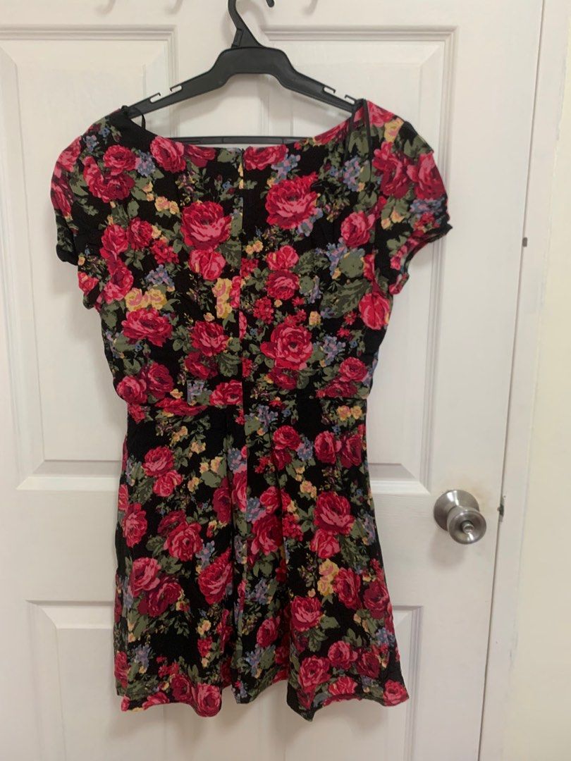 FOREVER 21 FLORAL DRESS (Category: Dresses) located in Quezon City. Submitted by tinesarmiento (Listing ID 1297989126, Image 3). Description: .