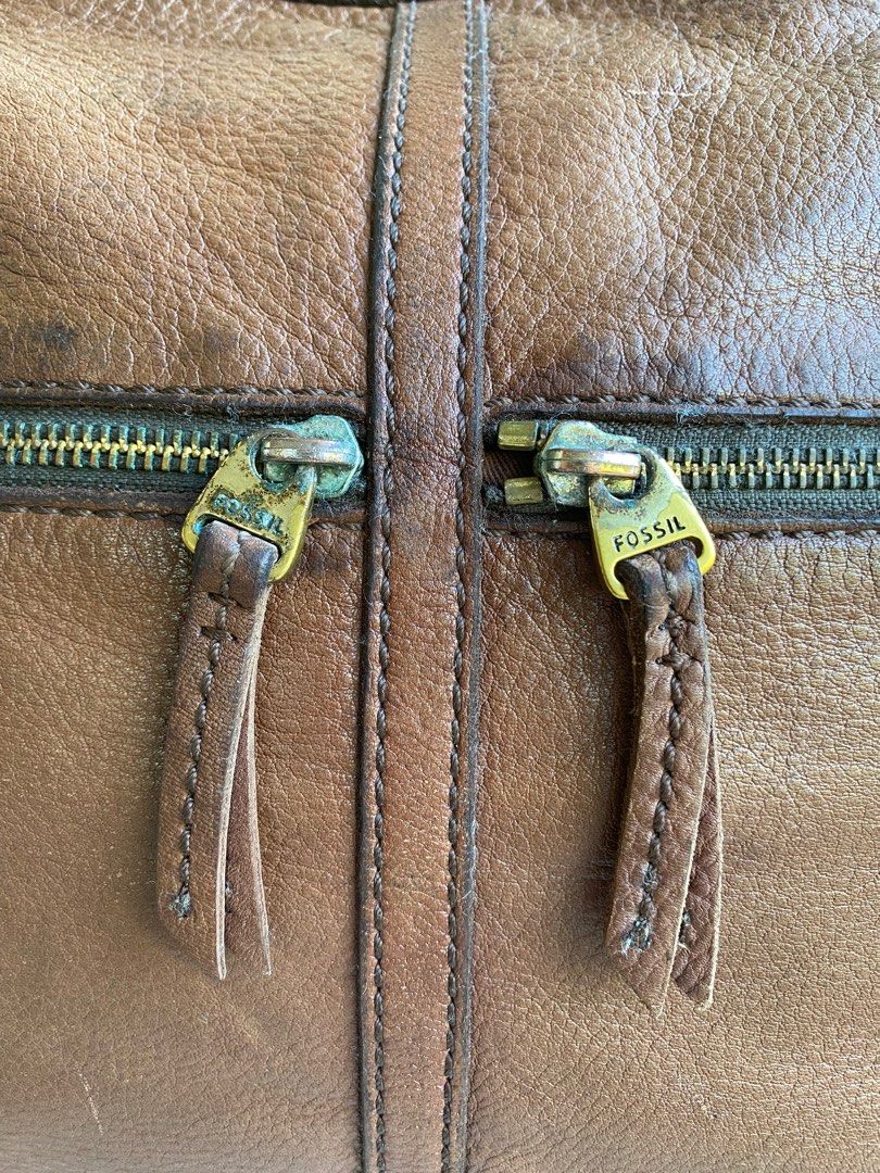 FOSSIL Vintage Sling Bag (Category: Luxury Bags & Wallets) located in Baliuag. Submitted by nylinel (Listing ID 1297958624, Image 2). Description: 👜 FOSSIL Vintage Sling Bag 💼 Color: Brown ⛔️ Size: L- 13” x H- 11” x W- 1”@ 👛 Guaranteed authentic 💯 🎒 preloved - with normal signs of used.