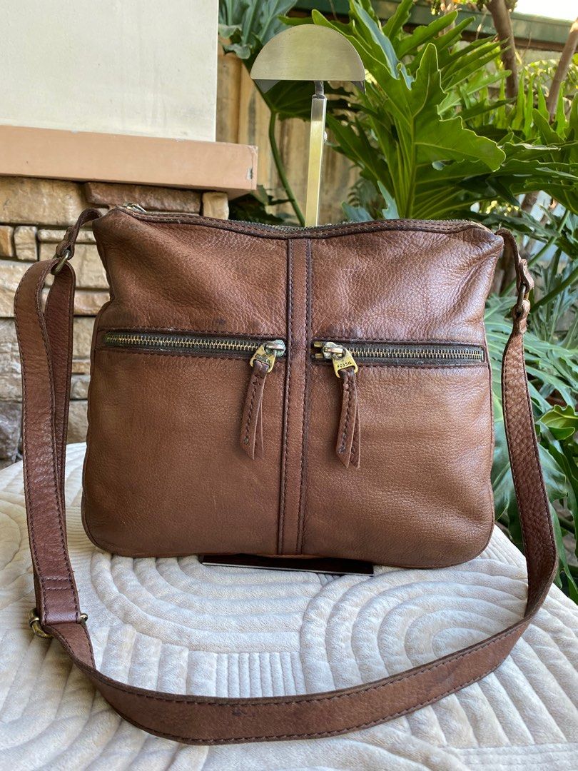 FOSSIL Vintage Sling Bag (Category: Luxury Bags & Wallets) located in Baliuag. Submitted by nylinel (Listing ID 1297958624, Image 1). Description: 👜 FOSSIL Vintage Sling Bag 💼 Color: Brown ⛔️ Size: L- 13” x H- 11” x W- 1”@ 👛 Guaranteed authentic 💯 🎒 preloved - with normal signs of used.