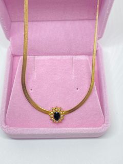 Gold classic vintage black pendant choker with box