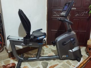 Life Fitness RS3 Lifecycle Recumbent Bike Stationary Bike Self Powered Sturdy rarely used Good for therapy