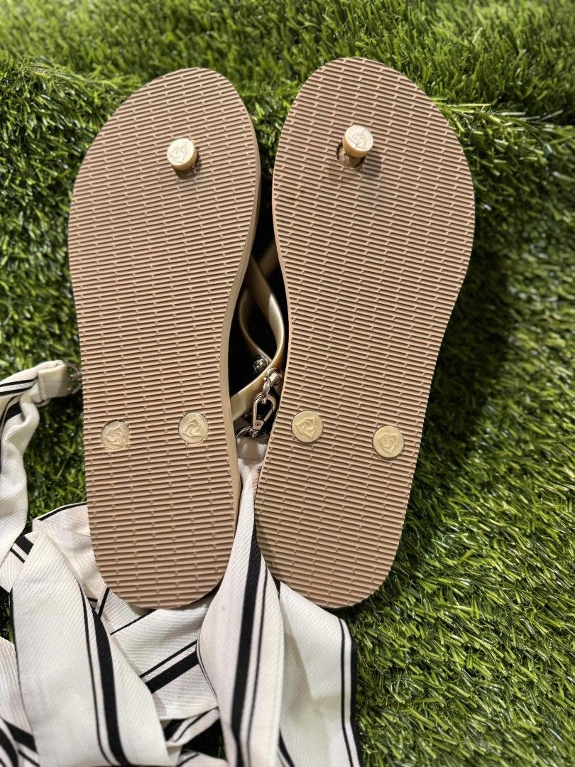 locco slippers vs birkenstock vs havaianas vs ipanema vs crocs Women s Fashion Footwear Flats Sandals on Carousell