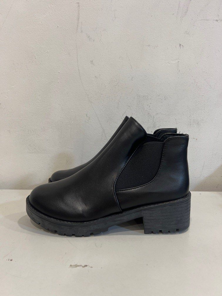Low cut black booties top