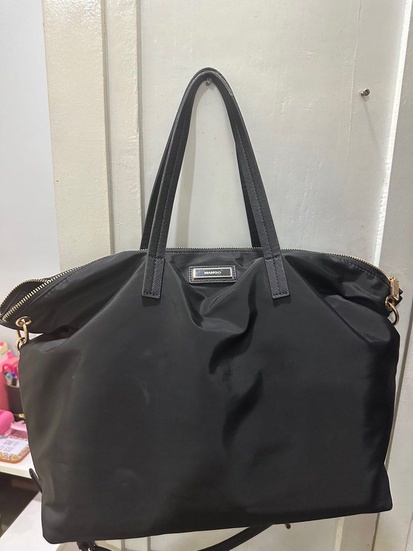 Mango Holdall bag + bag organizer (Category: Tote Bags) located in Bacolod City. Submitted by pleasehelpmedeclutterhaha (Listing ID 1298061970, Image 2). Description: perfect for school or travel has few flaws on the strap but still useful free bag organizer.