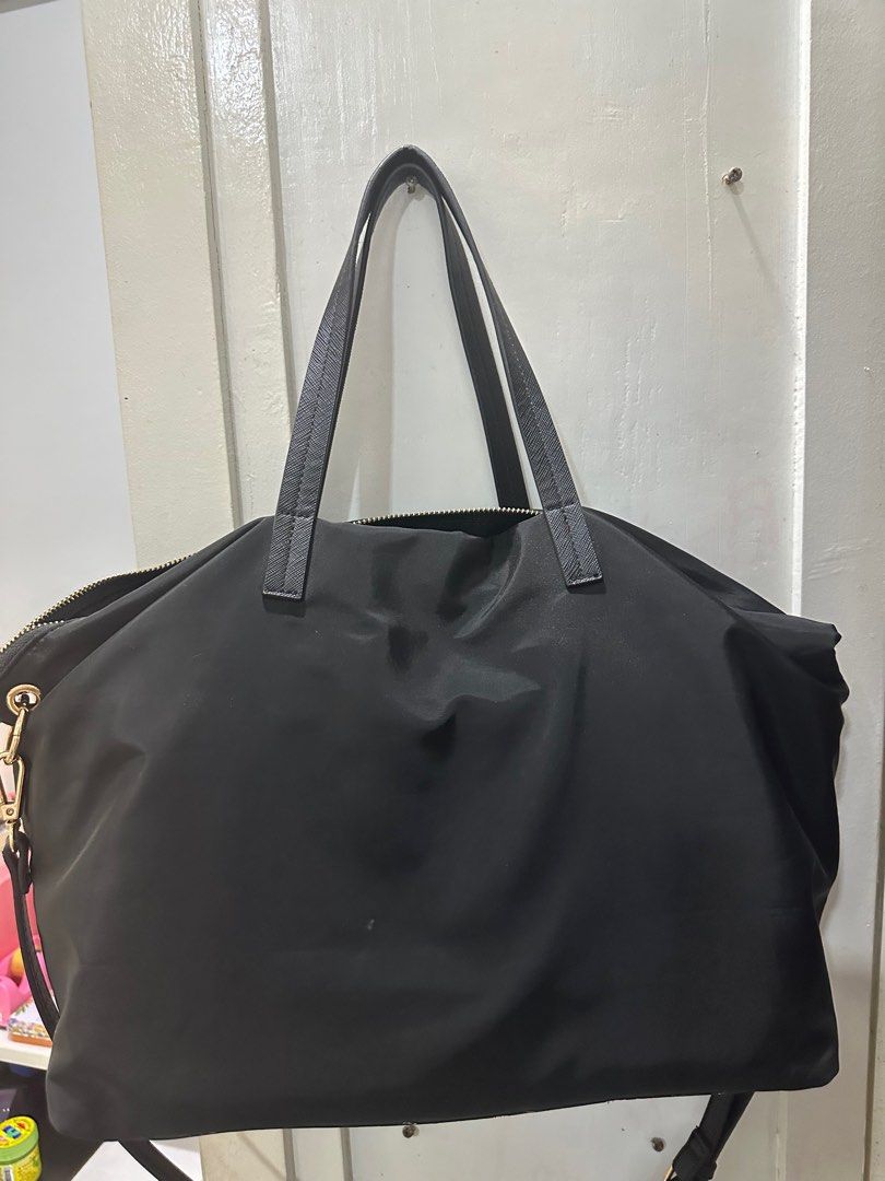 Mango Holdall bag + bag organizer (Category: Tote Bags) located in Bacolod City. Submitted by pleasehelpmedeclutterhaha (Listing ID 1298061970, Image 3). Description: perfect for school or travel has few flaws on the strap but still useful free bag organizer.