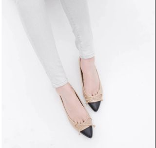Nude/Black Pointed Ballet Flats