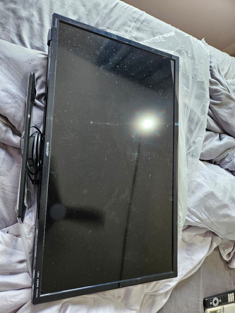 Sharp LED TV (Category: TV) located in Singapore. Submitted by striker3617 (Listing ID 1297975929, Image 1). Description: Sharp LED 32 inch backlight TV, model LC-32LE265M. Remote control missing, so you have to purchase a remote control yourself.
