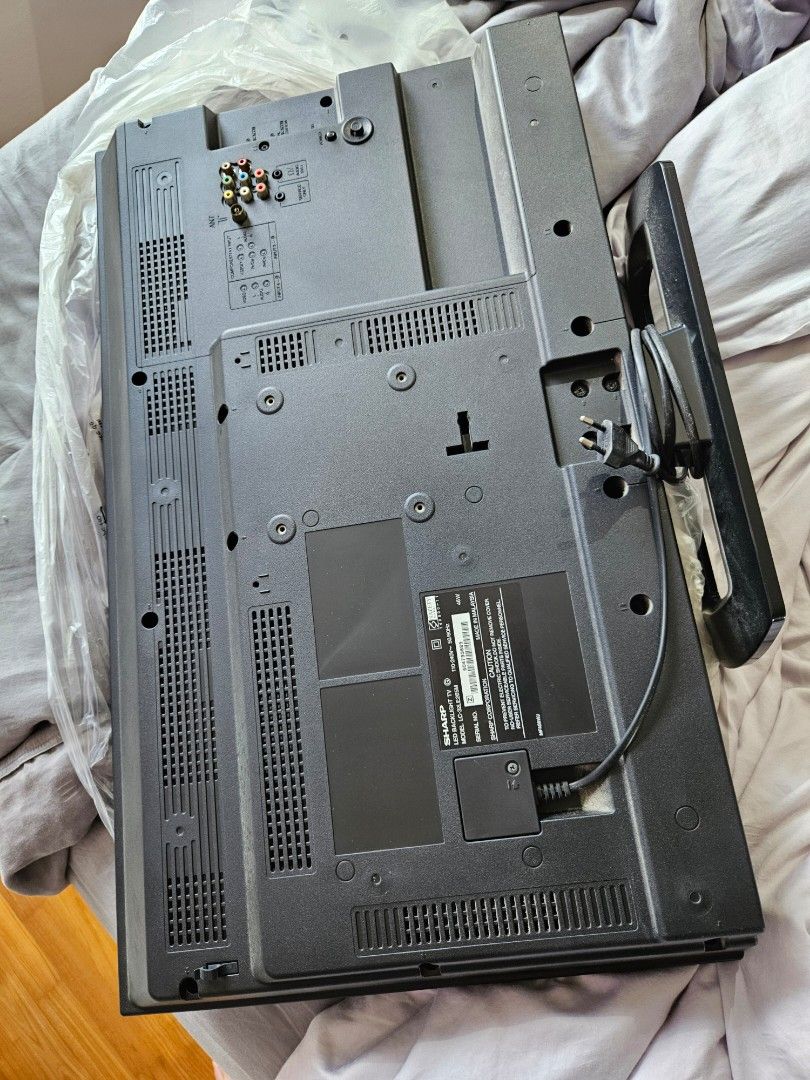 Sharp LED TV (Category: TV) located in Singapore. Submitted by striker3617 (Listing ID 1297975929, Image 2). Description: Sharp LED 32 inch backlight TV, model LC-32LE265M. Remote control missing, so you have to purchase a remote control yourself.