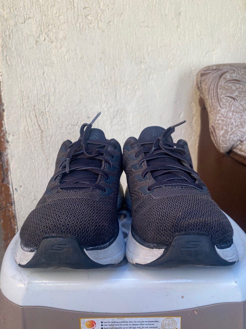 Sketchers arch fit gorun size 10m (Category: Sneakers) located in Taguig. Submitted by chardddddd (Listing ID 1298014547, Image 3). Description: 2nd hand. No sole sep. Taguig location for meet up.
