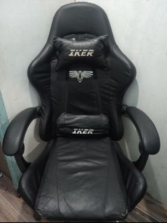 Used Iker Gaming Chair w/ Footrest and Massager