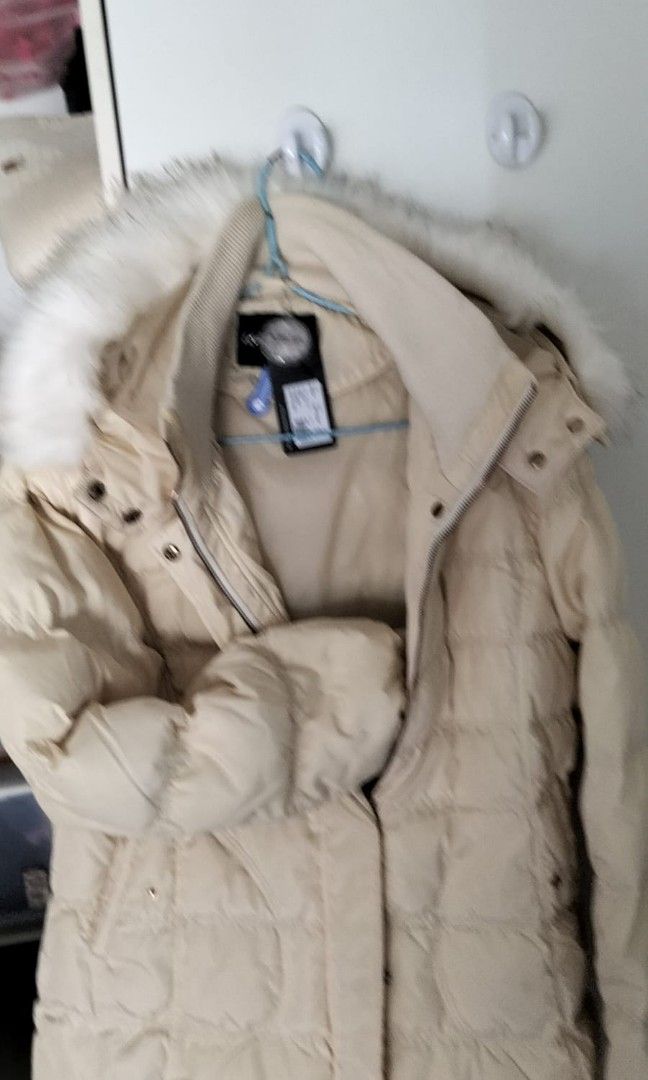 Winter Jacket (Category: Coats, Jackets and Outerwear) located in Singapore. Submitted by dinomama77 (Listing ID 1297981645, Image 4). Description: Winter time jacket in excellent condition. Worn for only 1 trip in Dec 23..