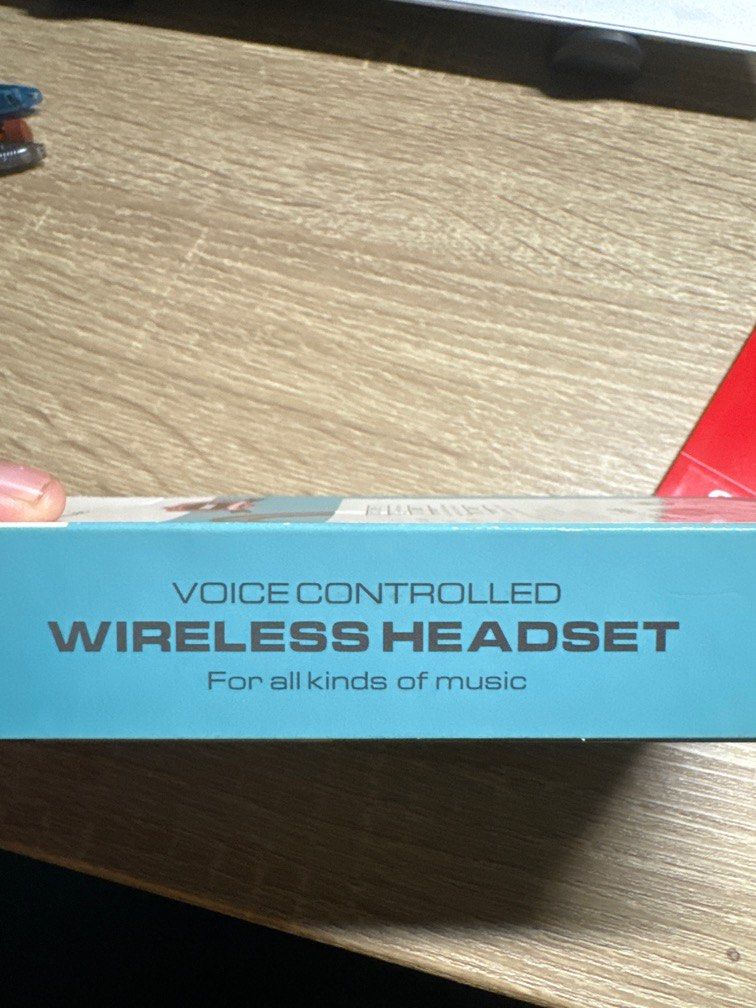 Wireless headset (Category: Earphones) located in Singapore. Submitted by javier63109 (Listing ID 1298047331, Image 3). Description: Payment via PayNow or Cash SGD 15.