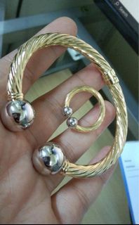 18K Gold Bangle16cm  2tone wid ring 2tone 11.8 to 11.9 est grams