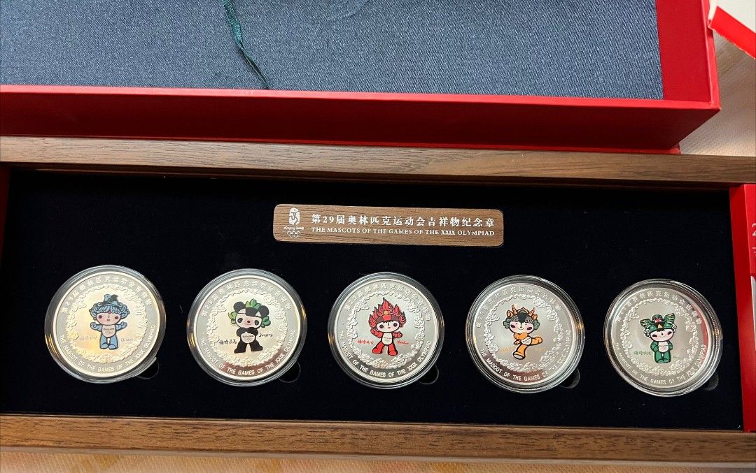 全新珍藏2008第29屆奧林匹克運動會吉祥物紀念章，999銀，1盎司*5枚，共 