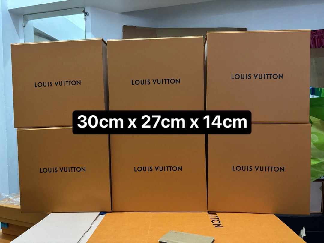 ‼️ Authentic LV Medium Magnetic Fat/Deep Box (Category: Luxury Bags & Wallets) located in Quezon City. Submitted by box.luxebycheng (Listing ID 1298212132, Image 1). Description: Fits Mini Trunk, Alma BB, speedy20 and small bags alike *with small side tear.