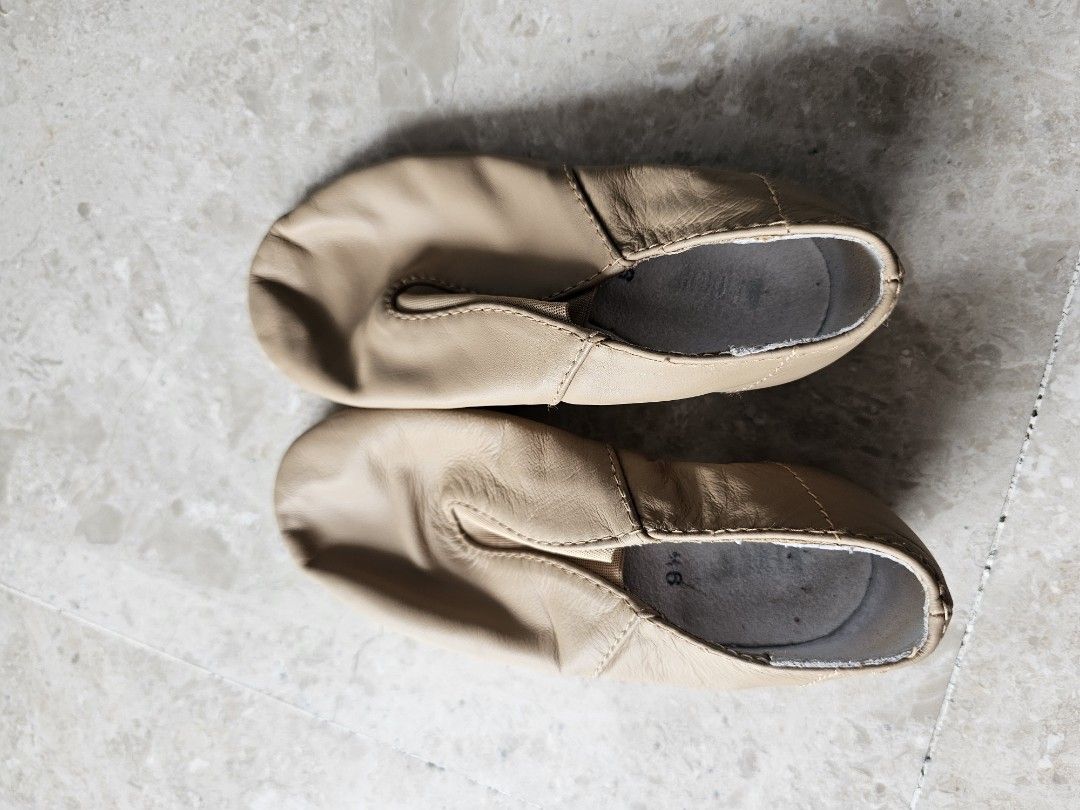 Bloch Jazz Shoes (Size 9.5) (Category: Babies & Kids Fashion) located in Singapore. Submitted by paseo911.1 (Listing ID 1298217637, Image 1). Description: Brand: Bloch Size: 9.5 (slim cut) Bought the wrong size. Used only 5 times..