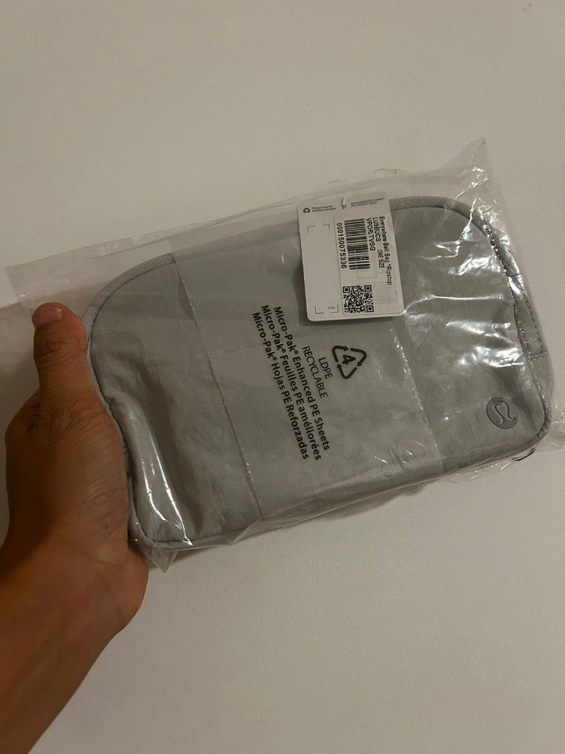 EVERYWHERE BELT BAG 1L (Category: Cross-body Bags) located in Quezon City. Submitted by finds_stuff (Listing ID 1298124439, Image 3). Description: Brandnew Color:traverse gray 1l.