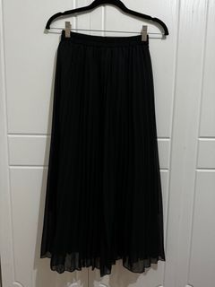 GU by Uniqlo Black Pleated Skirt