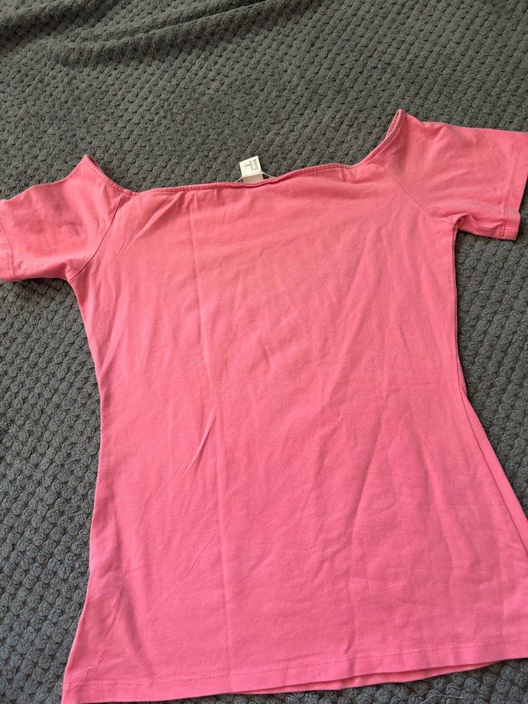 H&M Basics Pink Off Shoulder Jersey Top (Category: Blouses) located in Manila. Submitted by declutterssss (Listing ID 1298165105, Image 3). Description: Fits well on M-L frame Fabric is still very nice.