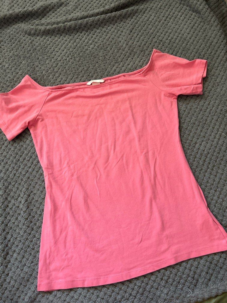 H&M Basics Pink Off Shoulder Jersey Top (Category: Blouses) located in Manila. Submitted by declutterssss (Listing ID 1298165105, Image 1). Description: Fits well on M-L frame Fabric is still very nice.