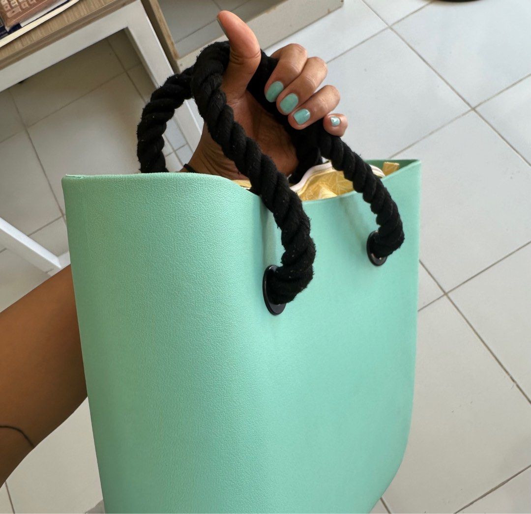 Kumi Bag catchy color 😍 (Category: Beach Bags) located in Caloocan City. Submitted by bbkk08 (Listing ID 1298137790, Image 3). Description: Slightly used beach bag 🏖️ Perfect to secure your belongings ❤️ With FREE straps 😱 Check Kumi IG account for the original price ☺️ .