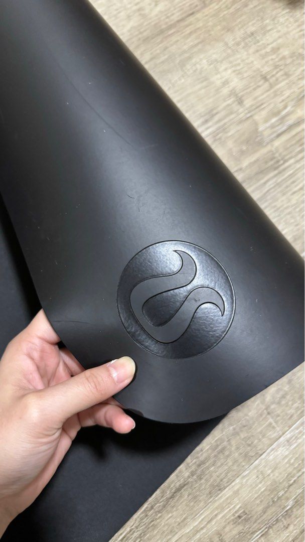 Lululemon black yoga mat 2025