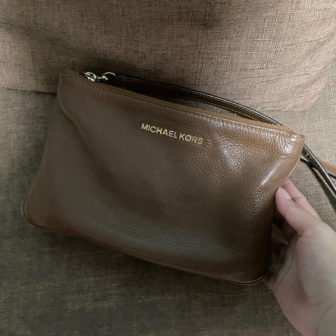 Michael Kors Sling Bag (Category: Cross-body Bags) located in Las Pinas. Submitted by decluttxrstudios (Listing ID 1298144437, Image 2). Description: original MK 3 bag slots - small but can fit a lot of items! no major flaws, just needs cleaning :) rfs: decluttering.