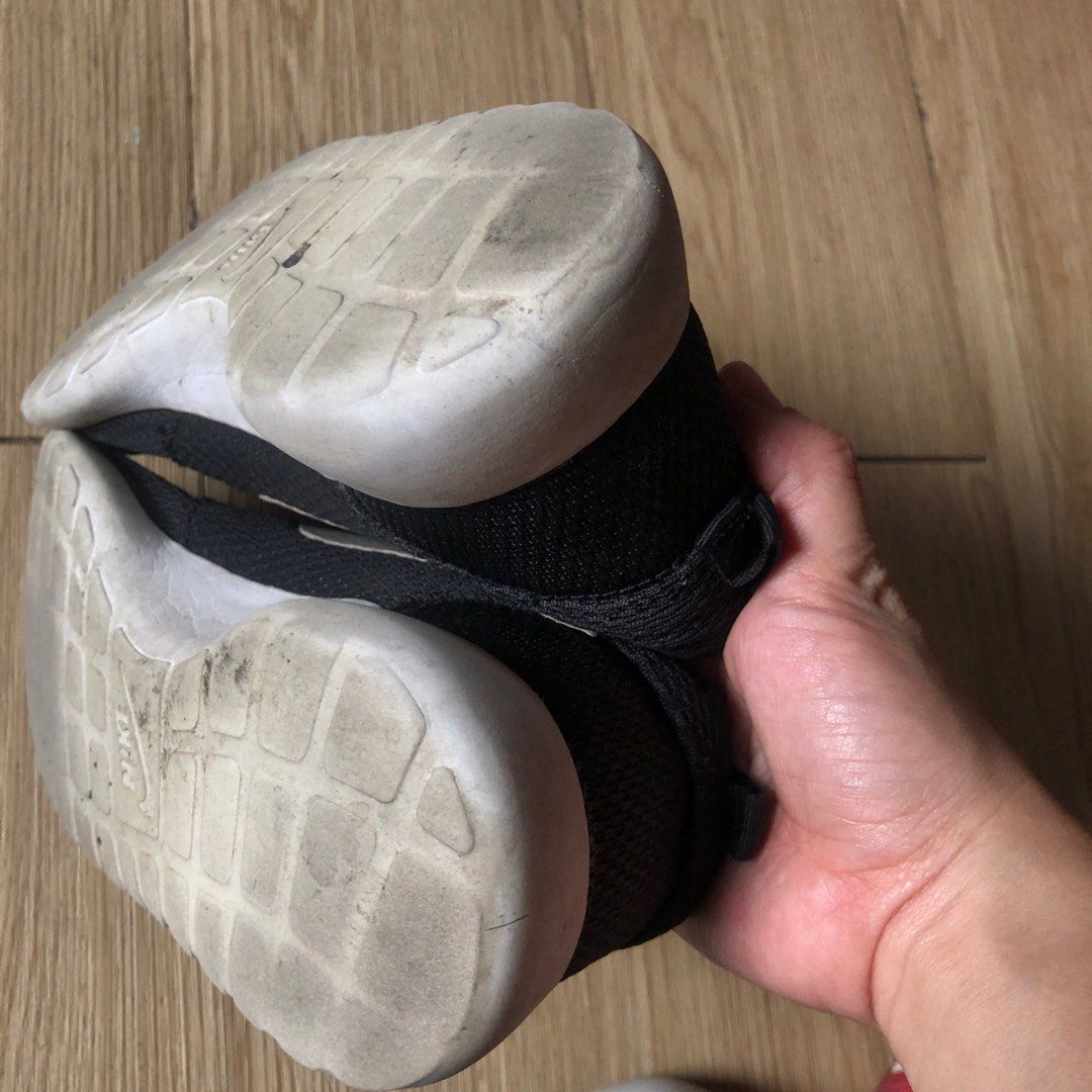 Nike Shoes Black (Category: Sneakers) located in Catbalogan. Submitted by aimoks (Listing ID 1298131346, Image 3). Description: Black With tiny issue on the front Size 6 23cm .