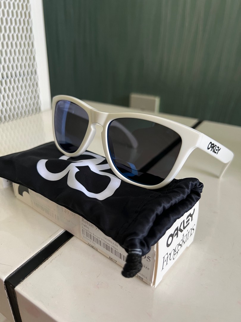 Oakley Frogskins Revert95 White Men s Fashion Watches Accessories Sunglasses Eyewear on Carousell