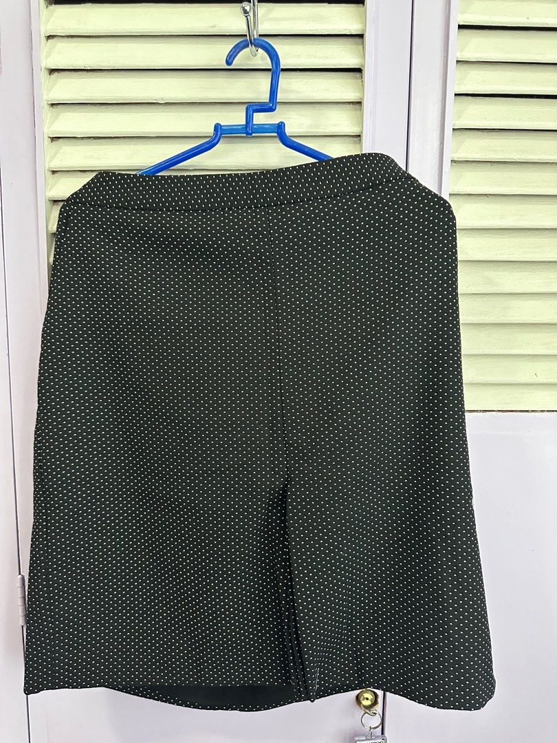 Plus size size 16 knee length office skirt (Category: Skirts) located in Lucena. Submitted by declutterqueen123 (Listing ID 1298199858, Image 1). Description: Nice material, hindi gusutin Knee length.