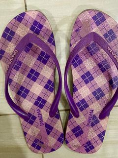 Preloved Ipnema Flipflop Slippers Size 5 for women