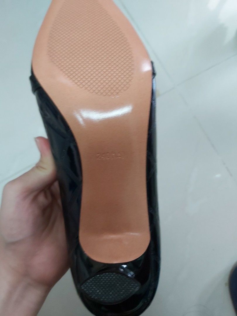 Shoes （分類：高跟鞋）位於 Hong Kong。 由 choryistore 提交（商品編號 1298278708，圖片 5）。簡介： size38 9成新 堅尼地城站或順豐到付。