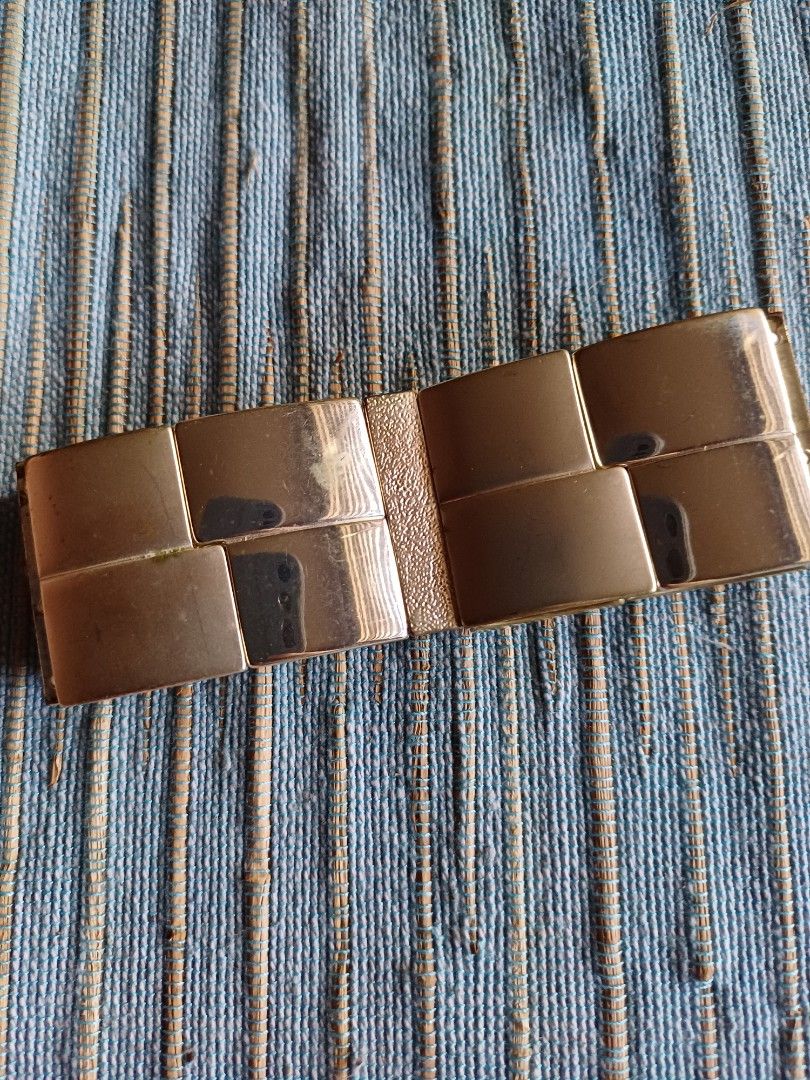 Original Liz Claiborne Silver Elasticized Bangle in Squares Design (Category: Bracelets) located in Davao. Submitted by carriedeps (Listing ID 1298232598, Image 2). Description: A good buy. Solid and good quality silver. Classic Bangle. Perfect for casual or formal wear. Garterized. This is a branded bangle (Liz Claiborne)..