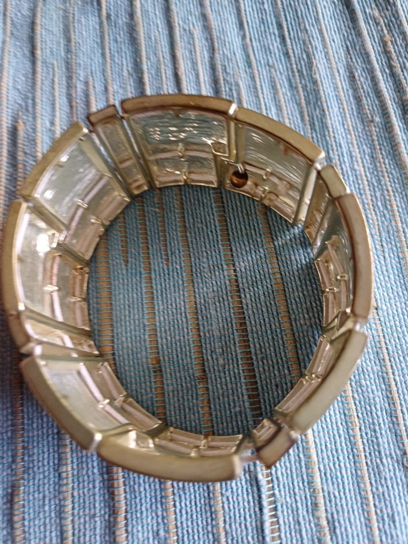 Original Liz Claiborne Silver Elasticized Bangle in Squares Design (Category: Bracelets) located in Davao. Submitted by carriedeps (Listing ID 1298232598, Image 3). Description: A good buy. Solid and good quality silver. Classic Bangle. Perfect for casual or formal wear. Garterized. This is a branded bangle (Liz Claiborne)..